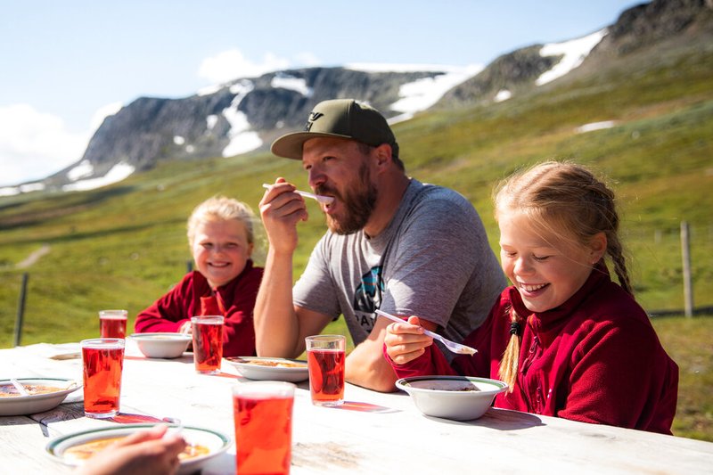 far og barn som spiser på geilo