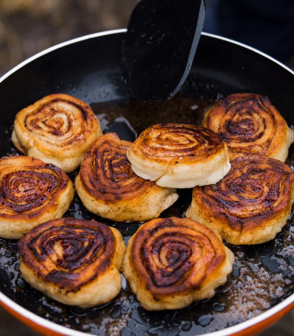 kanelsnurrer som steker på stekepanne