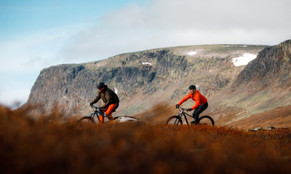 Familiesykling på fjellet. Foto: Paul Lockhart.